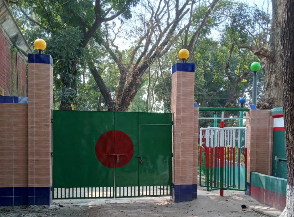 School gate _2